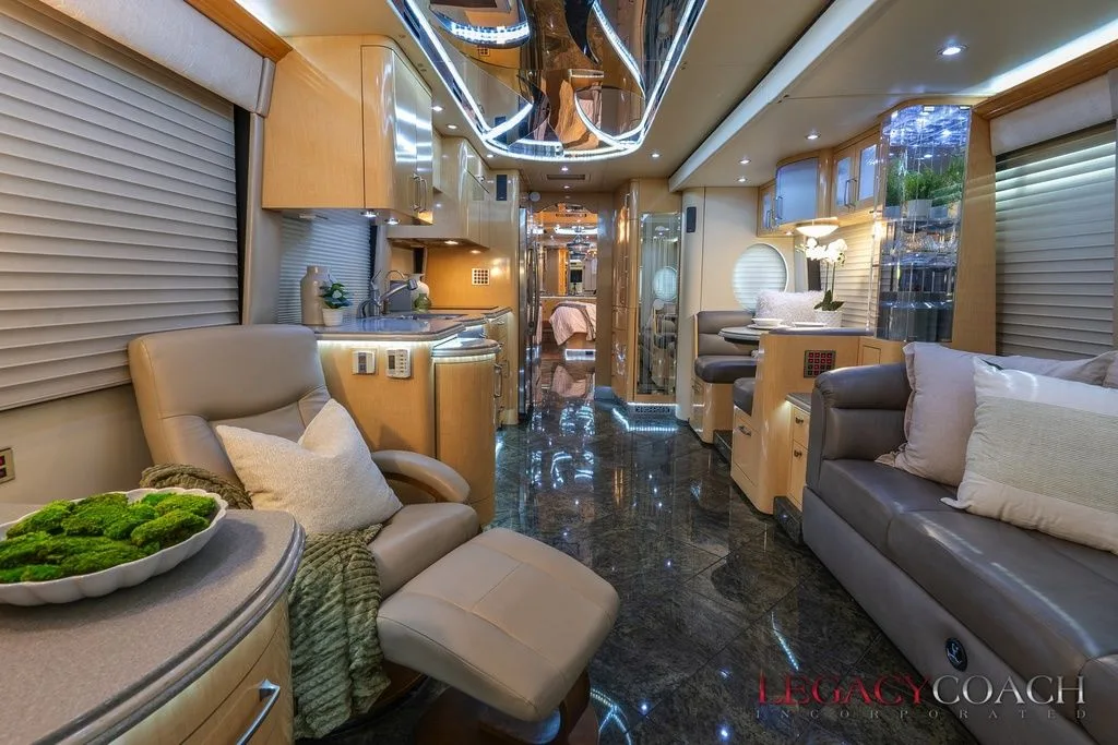 2005 Prevost Parliament XLII - Double Slide