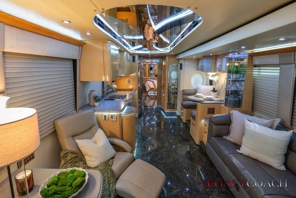 2005 Prevost Parliament XLII - Double Slide