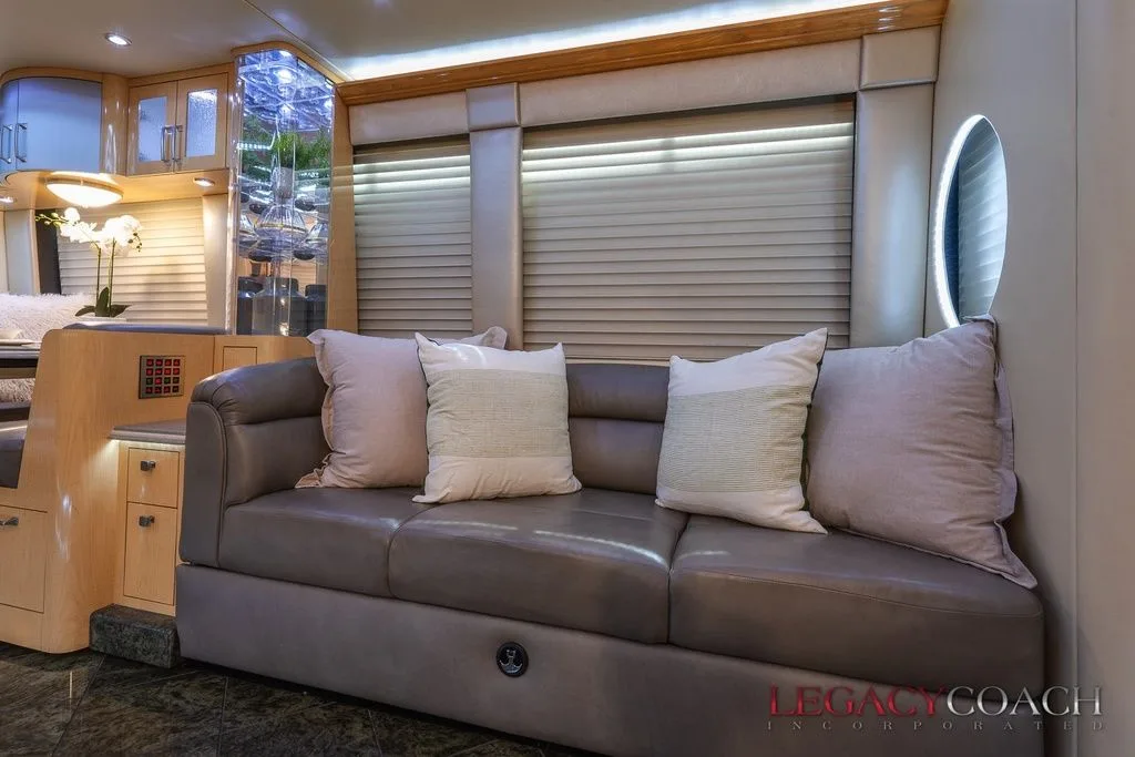 2005 Prevost Parliament XLII - Double Slide
