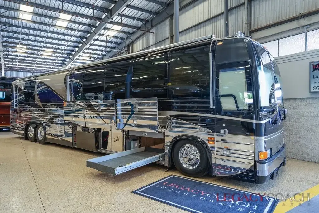 2002 Country Coach XLII – Double Slide