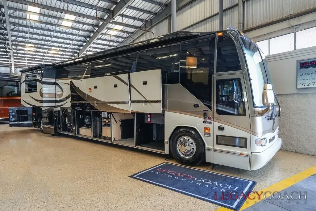 2007 Featherlite H3-45 – Triple Slide