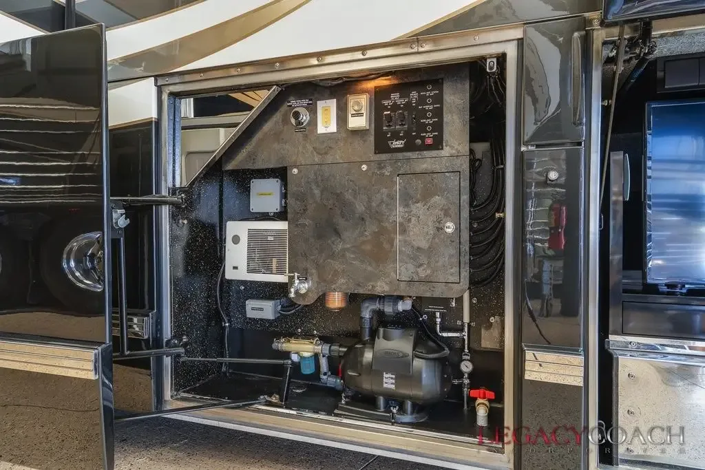 2007 Featherlite H3-45 – Triple Slide