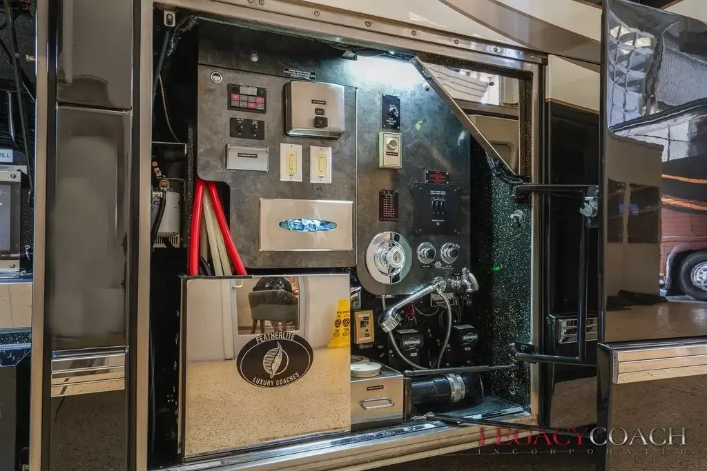 2007 Featherlite H3-45 interior - photo 5 of 40