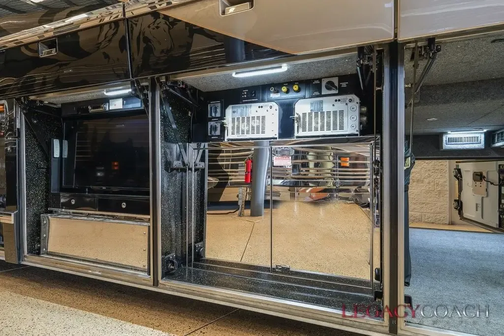 2007 Featherlite H3-45 interior - photo 6 of 40