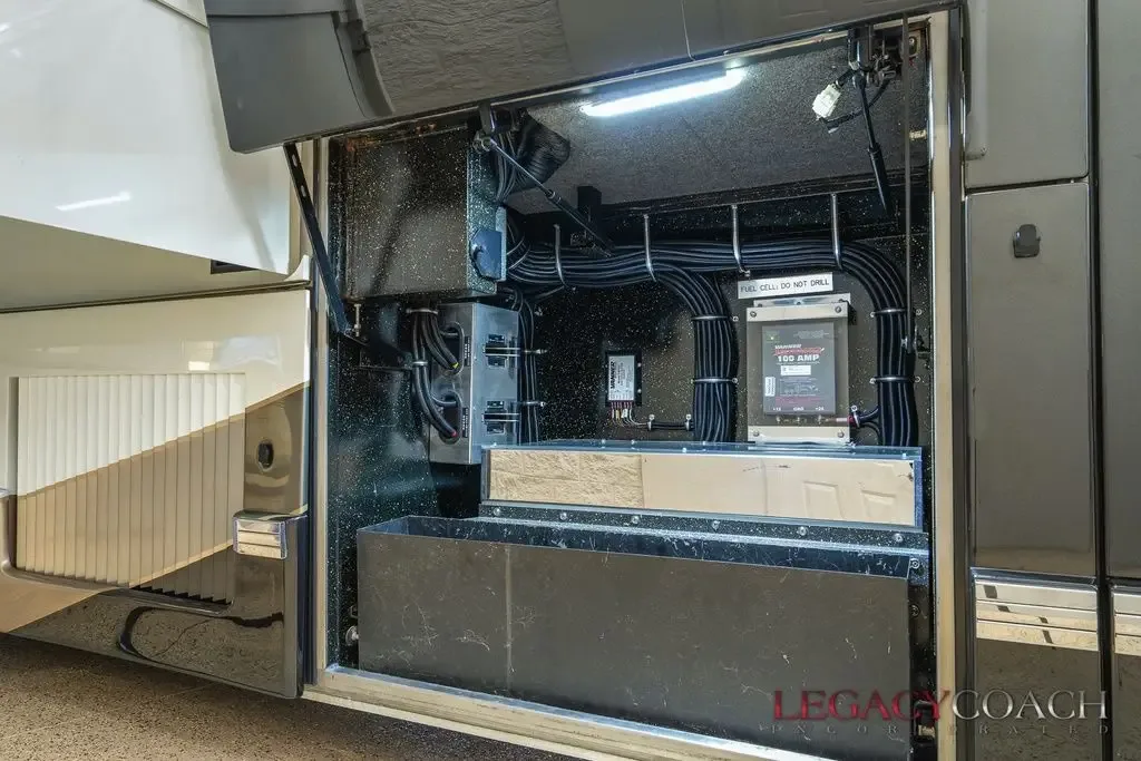 2007 Featherlite H3-45 interior - photo 8 of 40