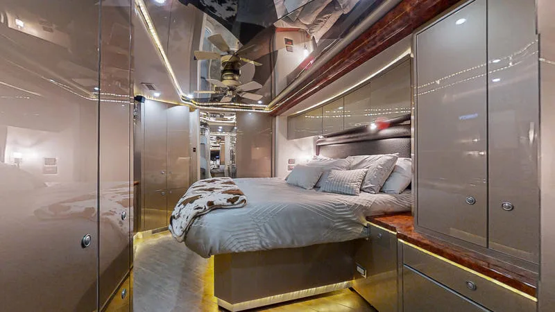 2005 Prevost Featherlite H3-45