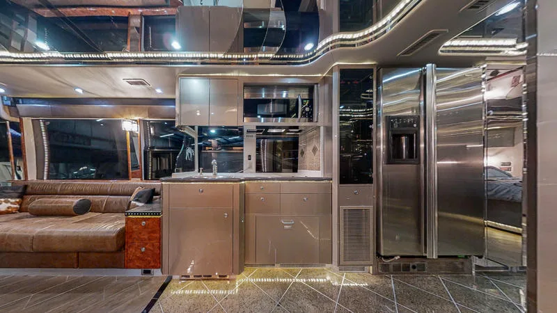 2005 Prevost Featherlite H3-45