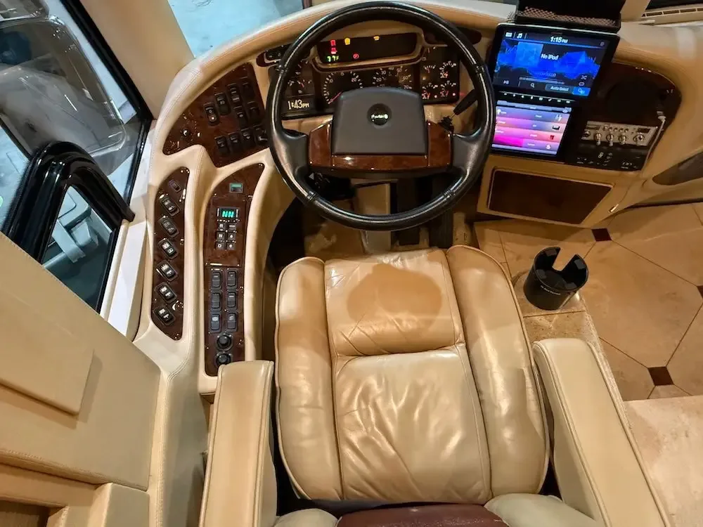 2008 Millenium H3-45 interior - photo 7 of 27