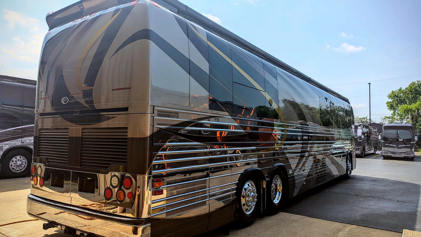2005 Country Coach XLII interior - photo 3 of 10