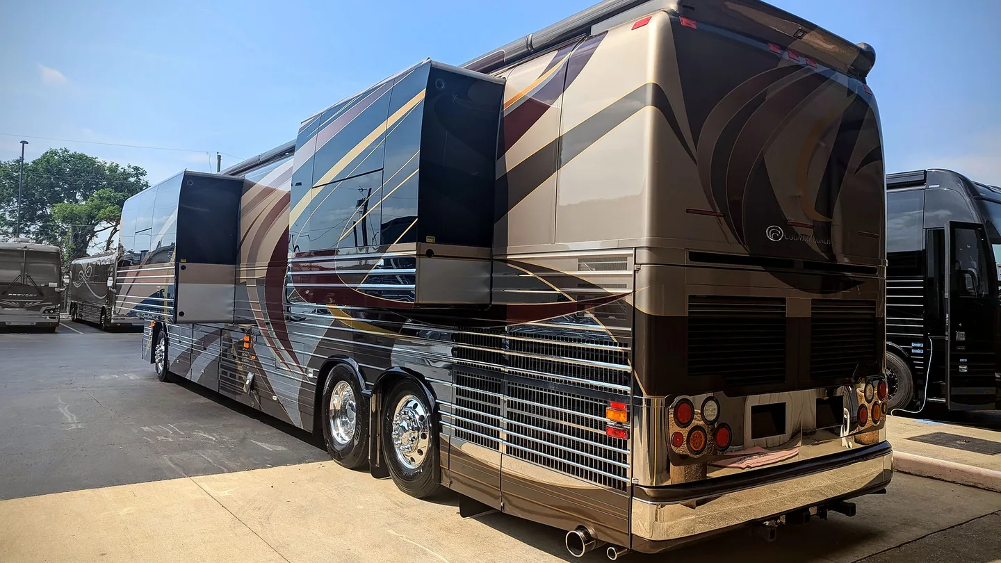 2005 Country Coach XLII interior - photo 4 of 10