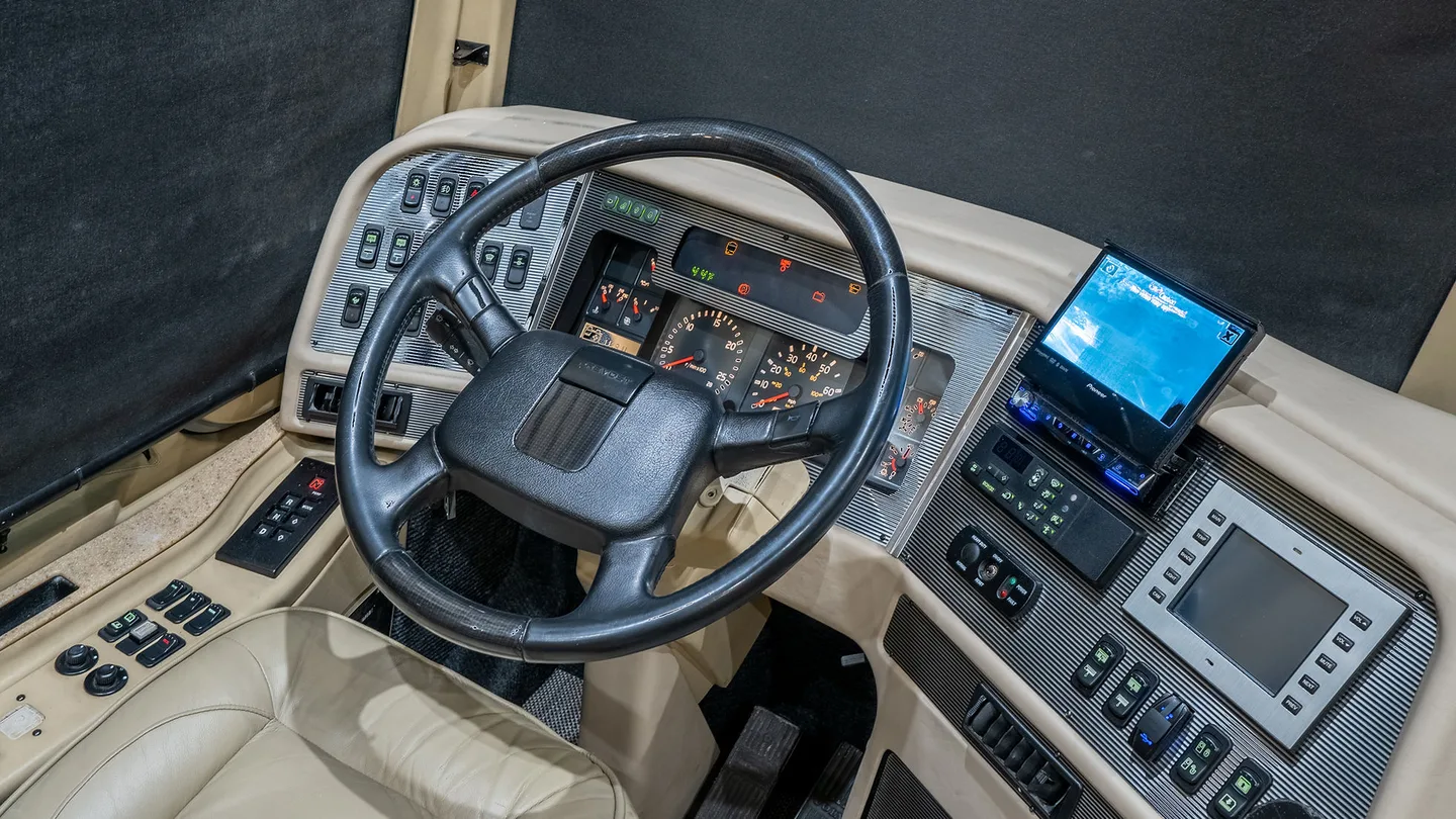 2005 Country Coach XLII interior - photo 5 of 10