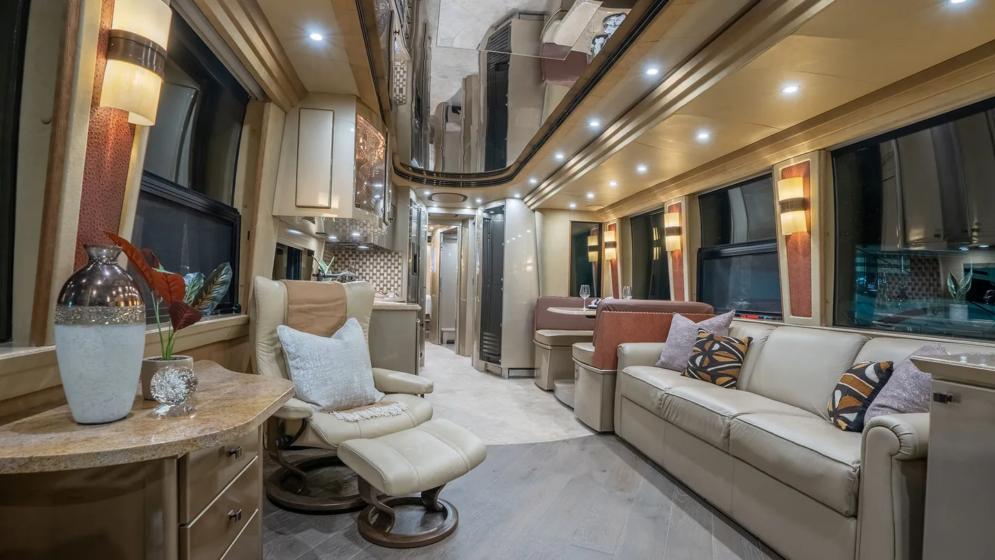 2005 Country Coach XLII interior - photo 6 of 10