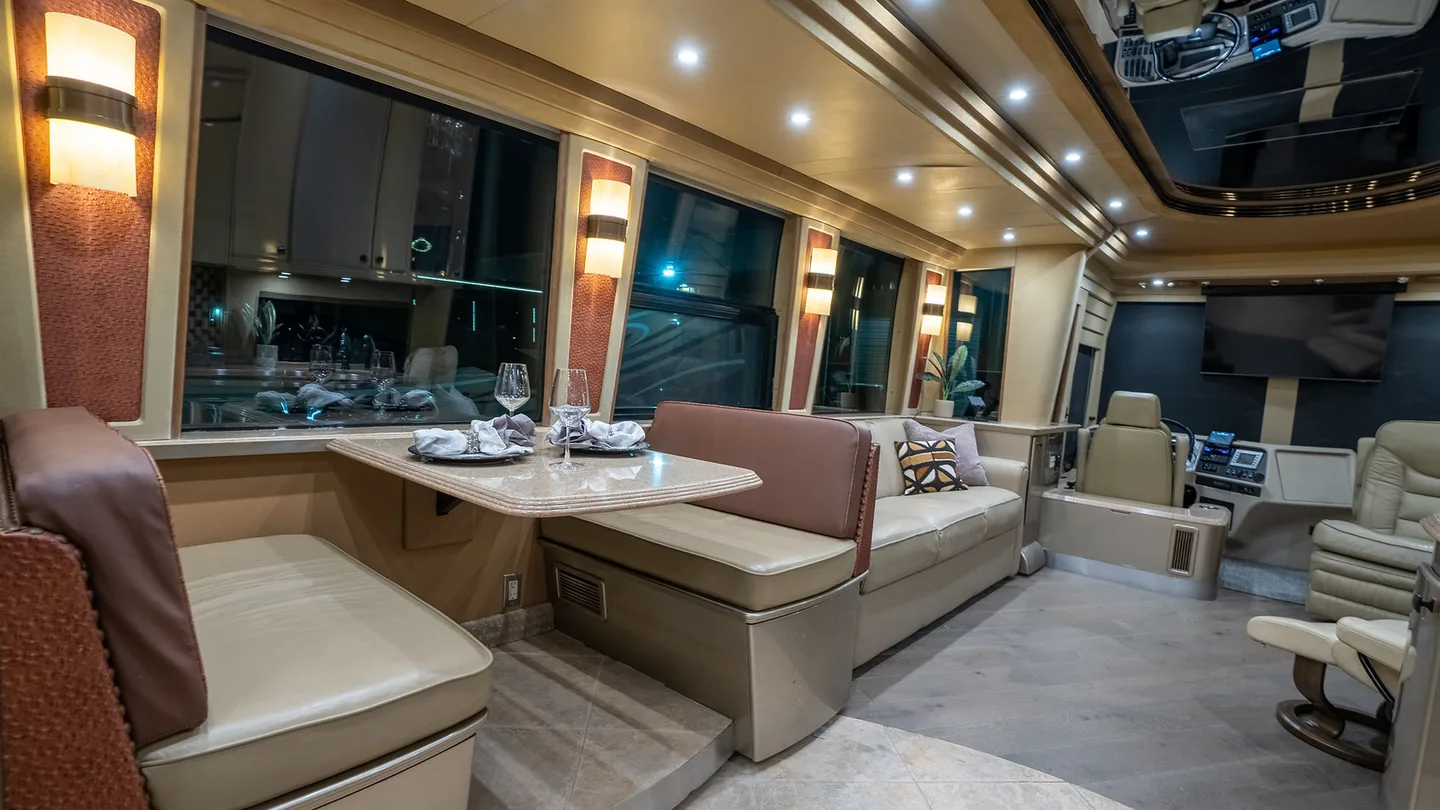 2005 Country Coach XLII interior - photo 7 of 10