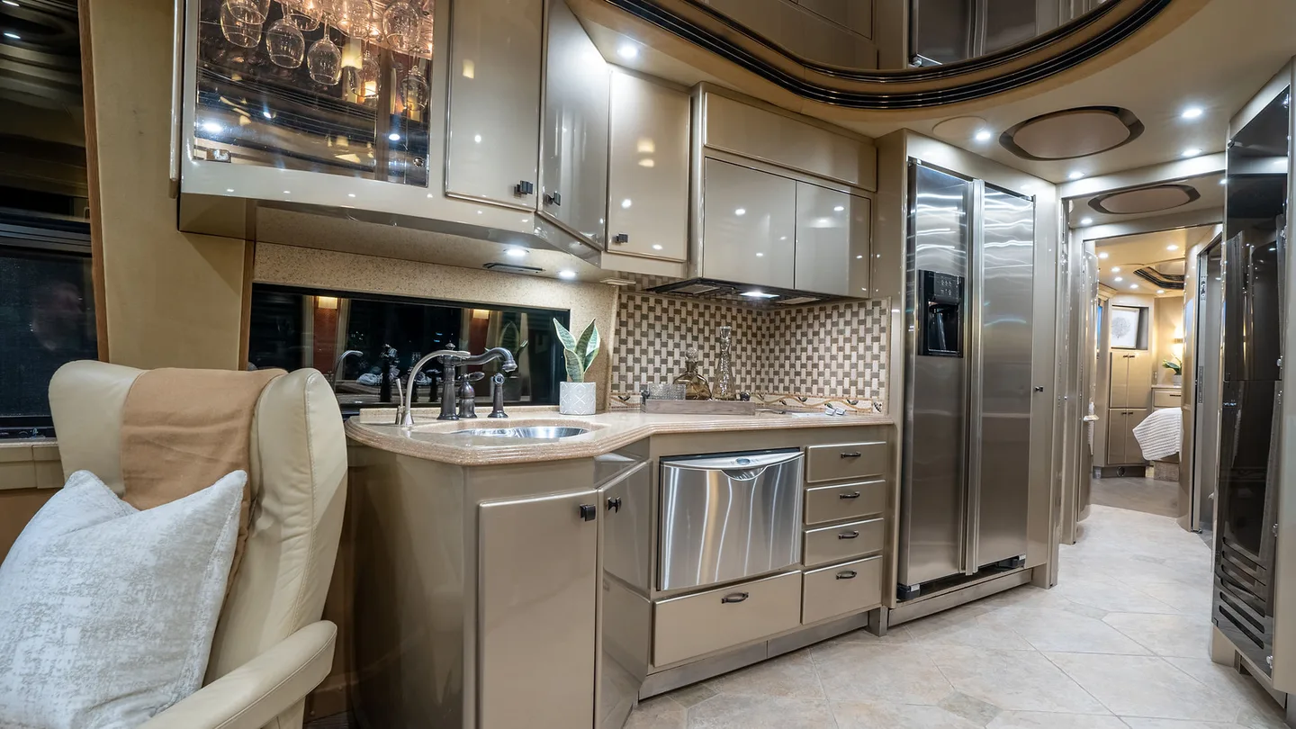 2005 Country Coach XLII interior - photo 8 of 10