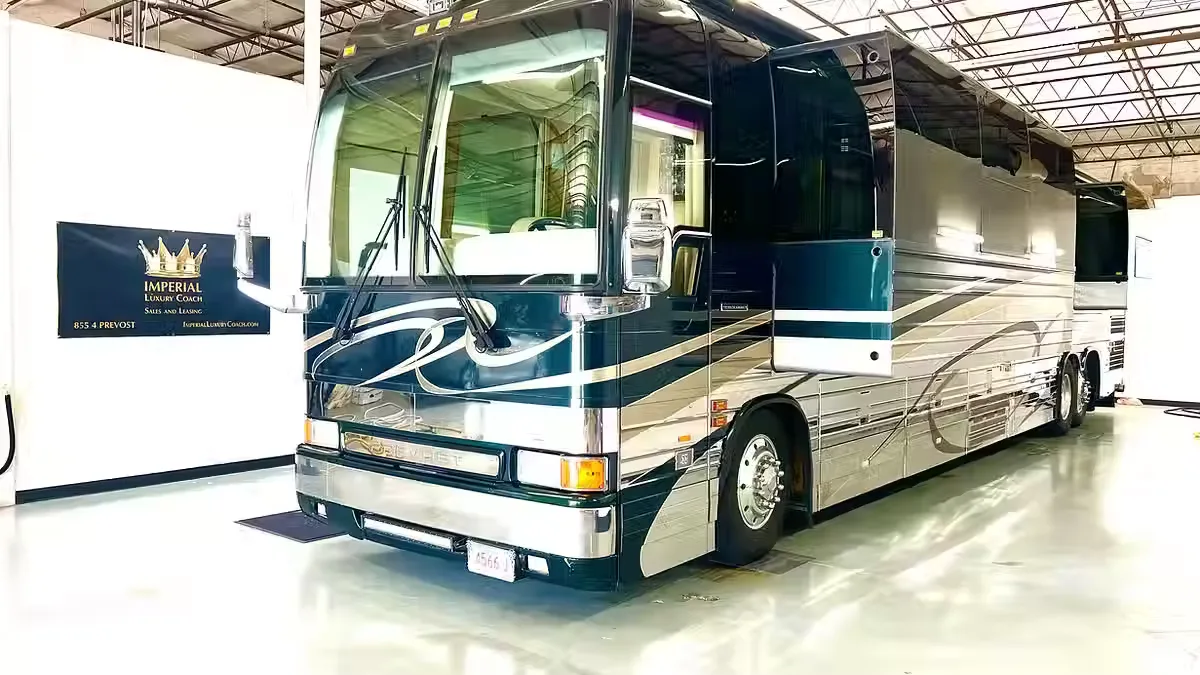 2004 Country Coach XLII – Double Slide
