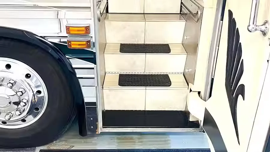 2004 Country Coach XLII – Double Slide