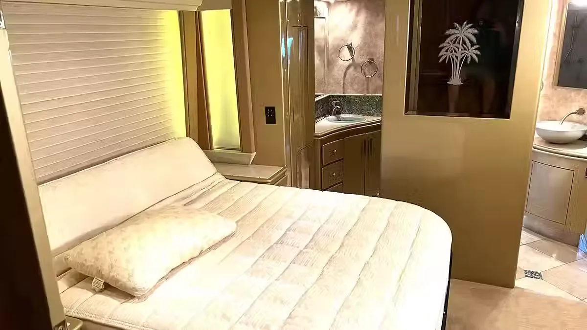 2004 Country Coach XLII – Double Slide