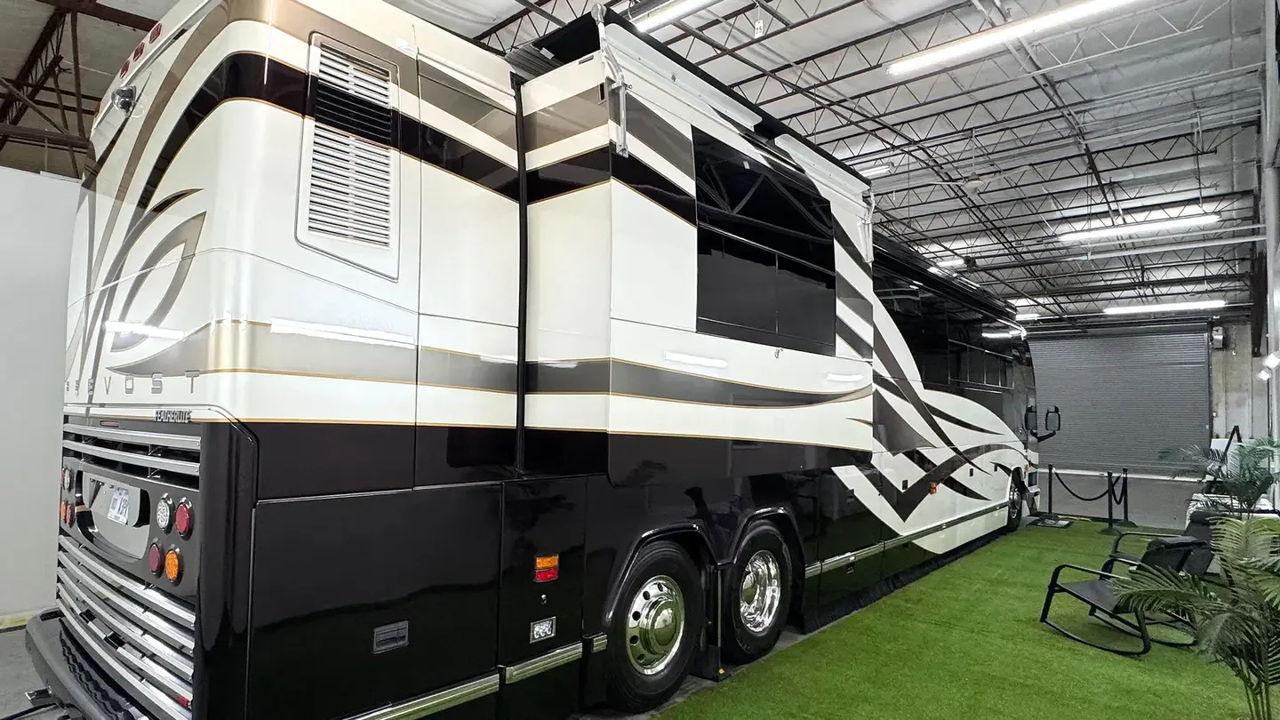 2004 Featherlite H3-45 interior - photo 3 of 13