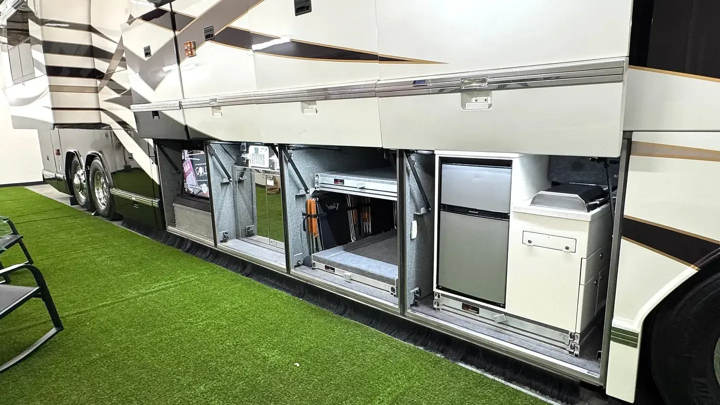 2004 Featherlite H3-45 interior - photo 6 of 13