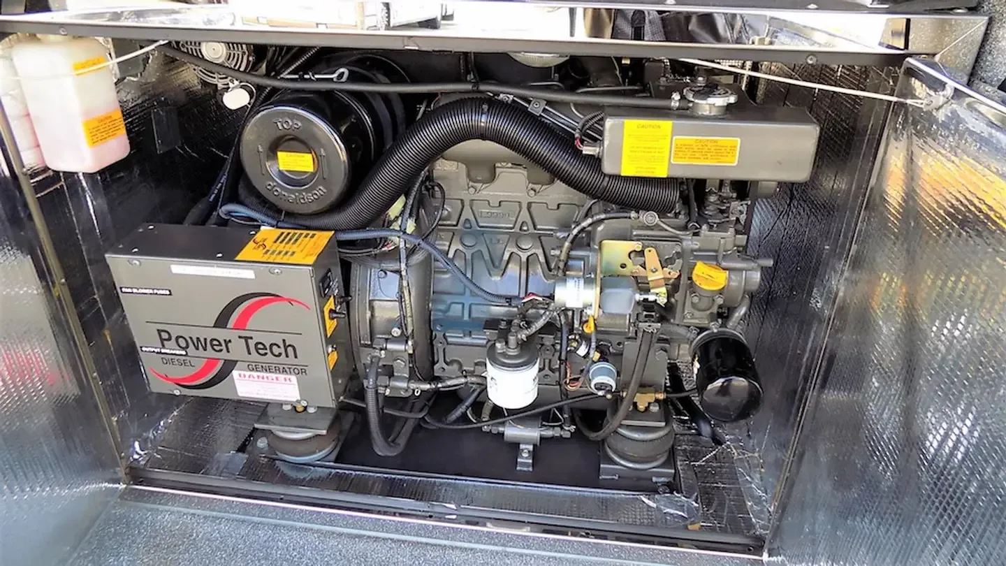 2004 Featherlite H3-45 interior - photo 7 of 13