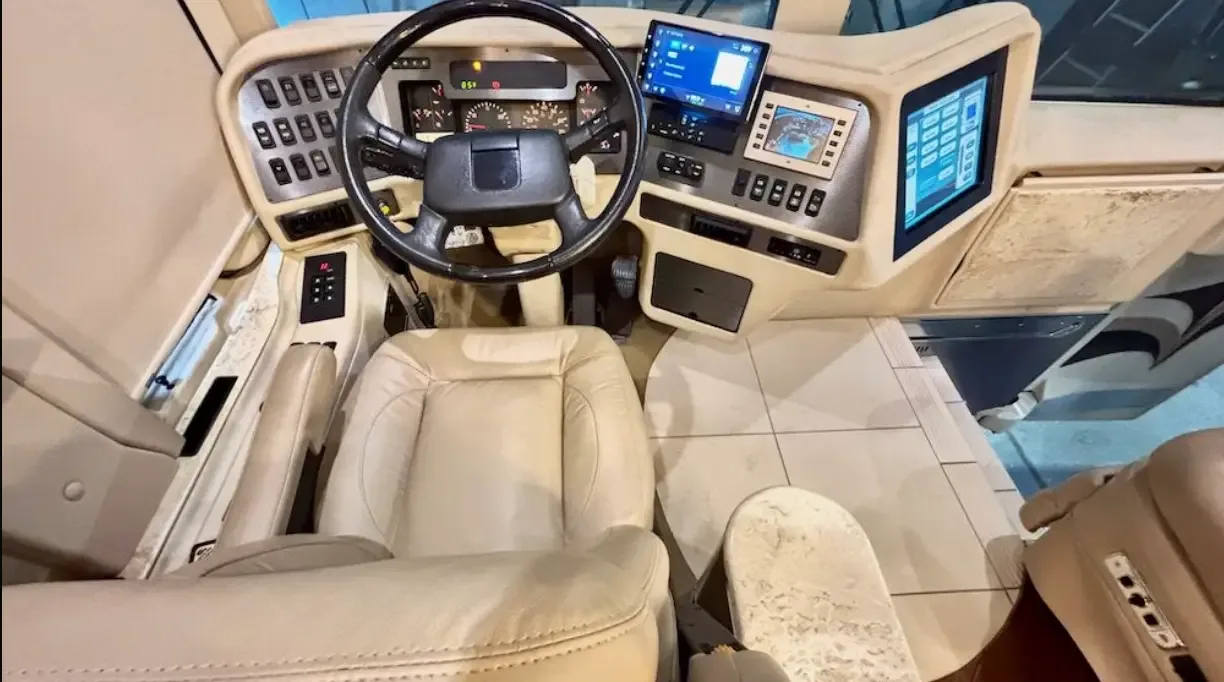 2006 Country Coach XLII : Single Slide