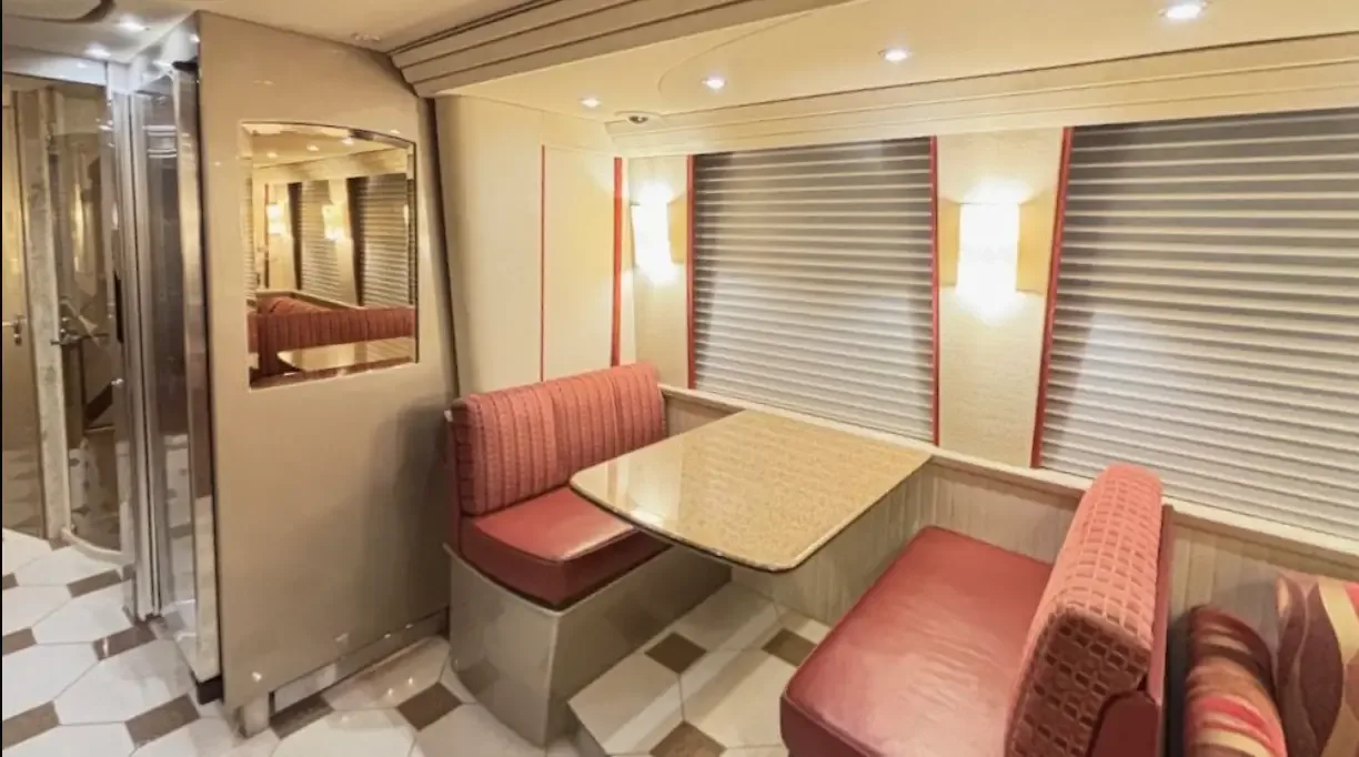 2006 Country Coach XLII : Single Slide