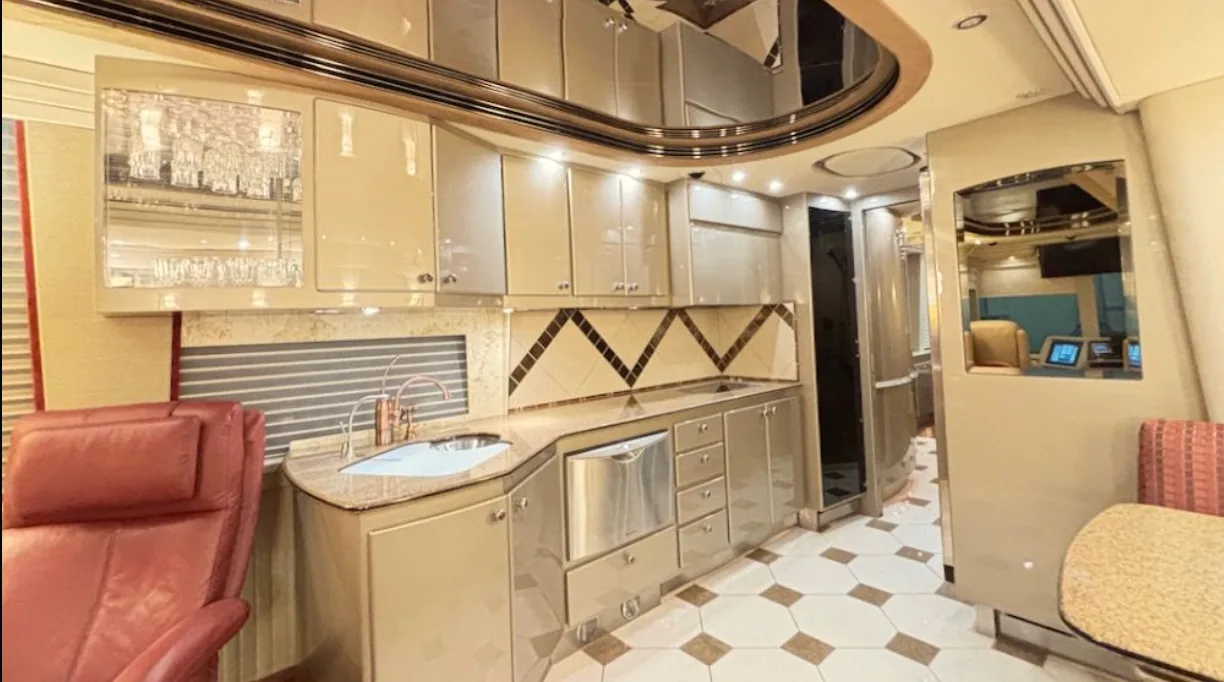 2006 Country Coach XLII : Single Slide