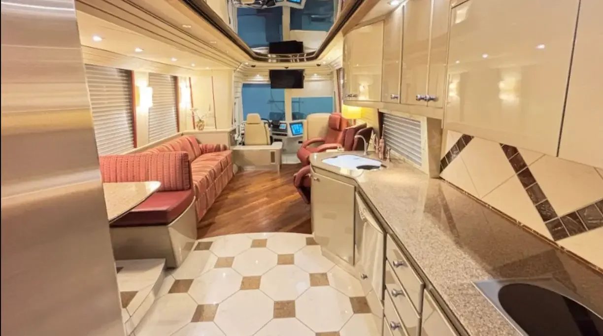 2006 Country Coach XLII : Single Slide