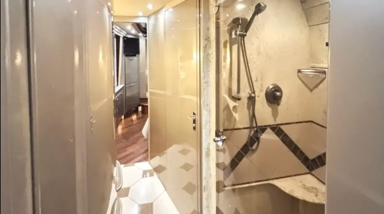 2006 Country Coach XLII : Single Slide