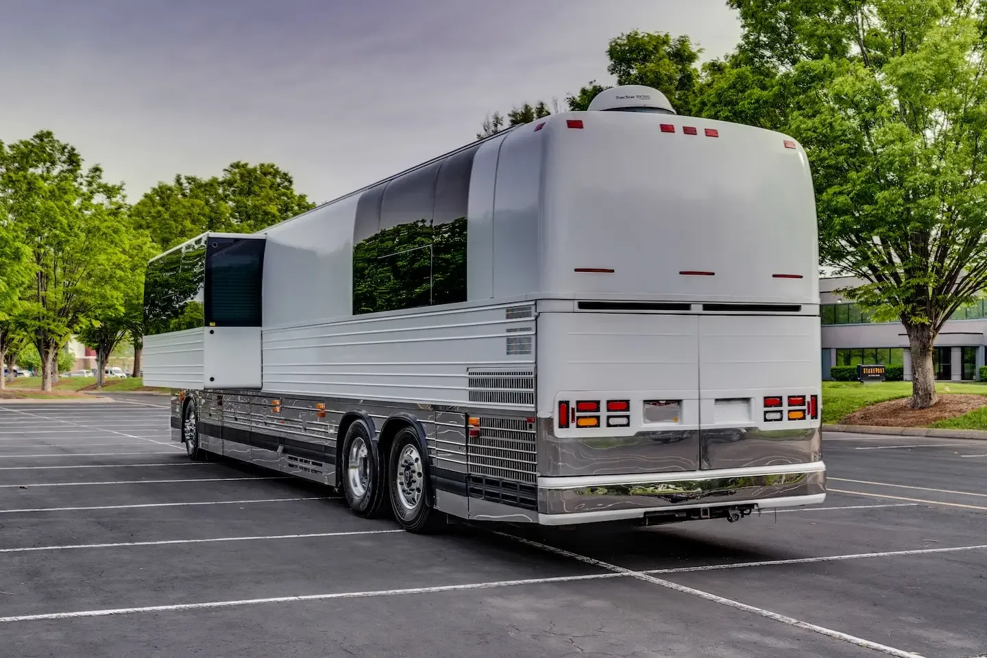 2004 Prevost XLII Single Slide 12 Bunk Entertainer