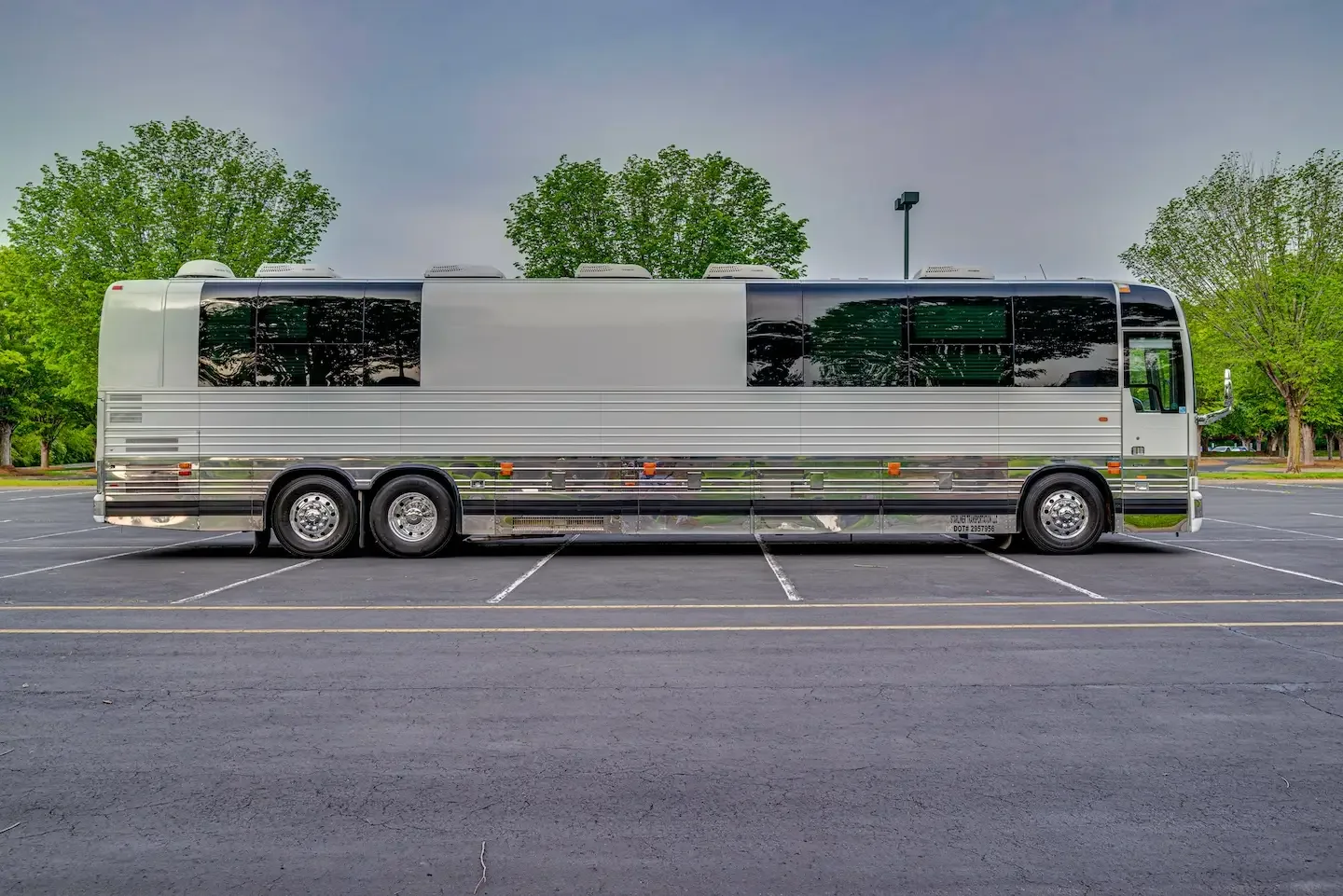 2004 Prevost XLII Single Slide 12 Bunk Entertainer