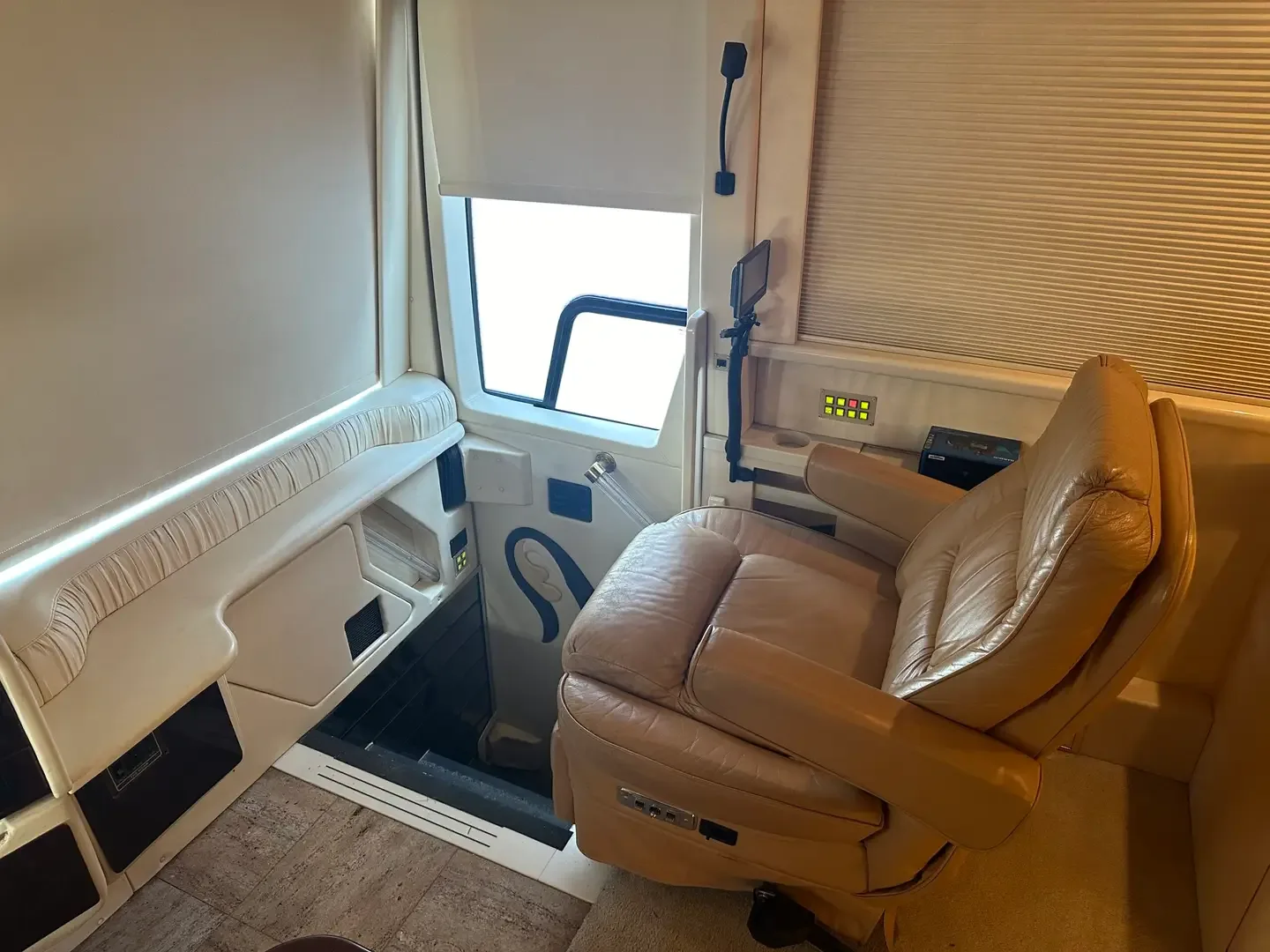 2002 Parliament XLII interior - photo 6 of 26