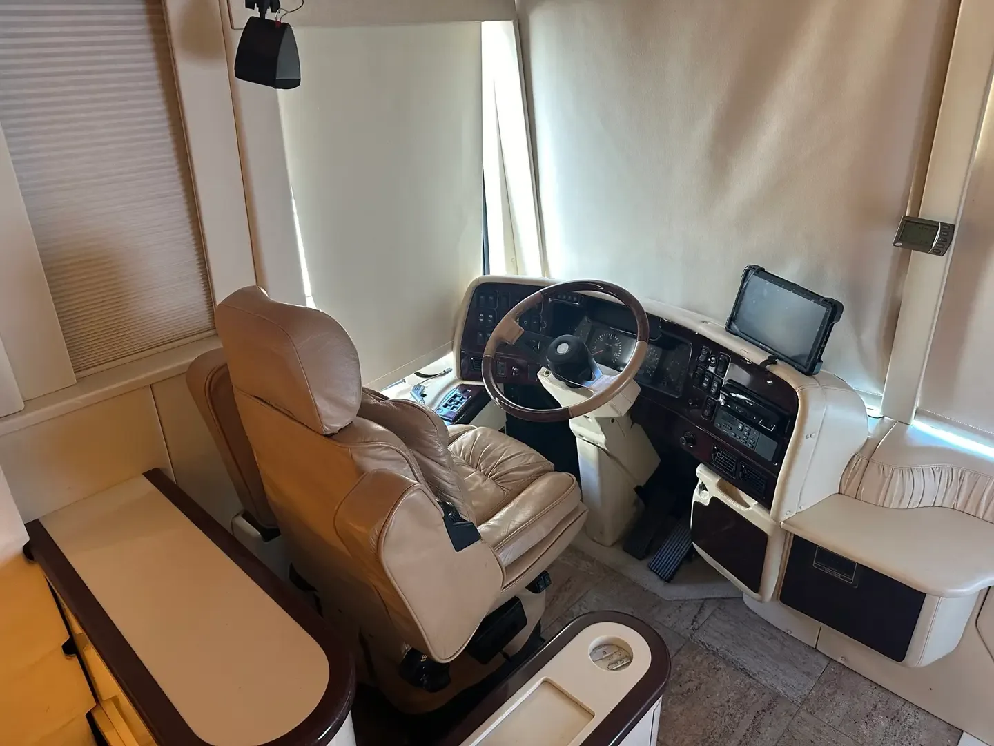 2002 Parliament XLII interior - photo 8 of 26