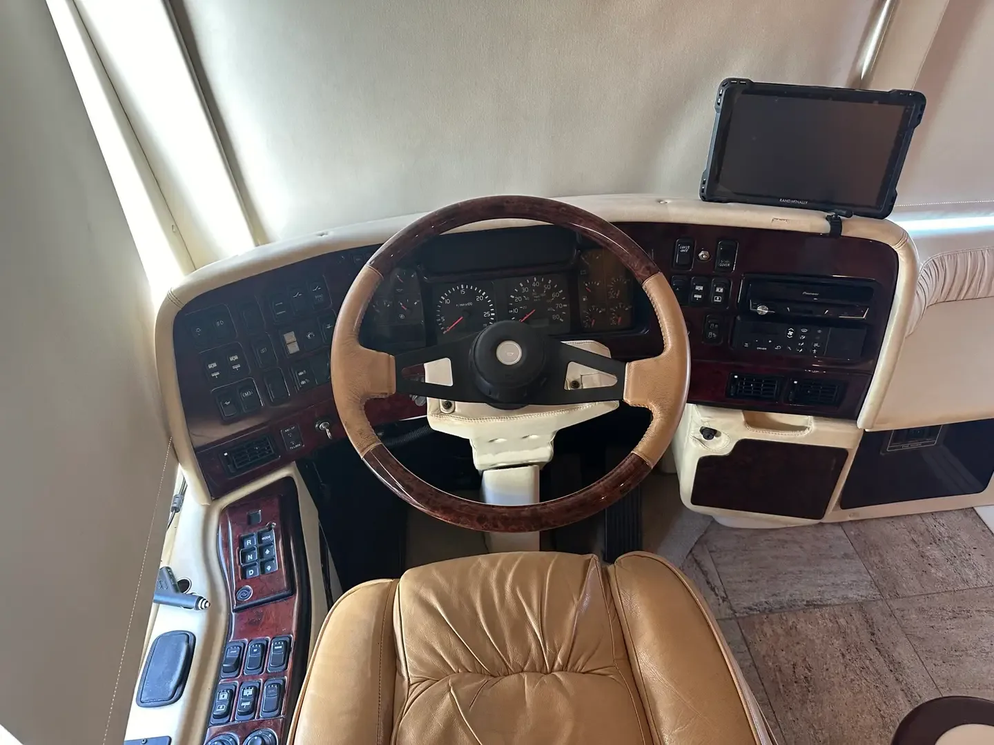 2002 Parliament XLII interior - photo 7 of 26