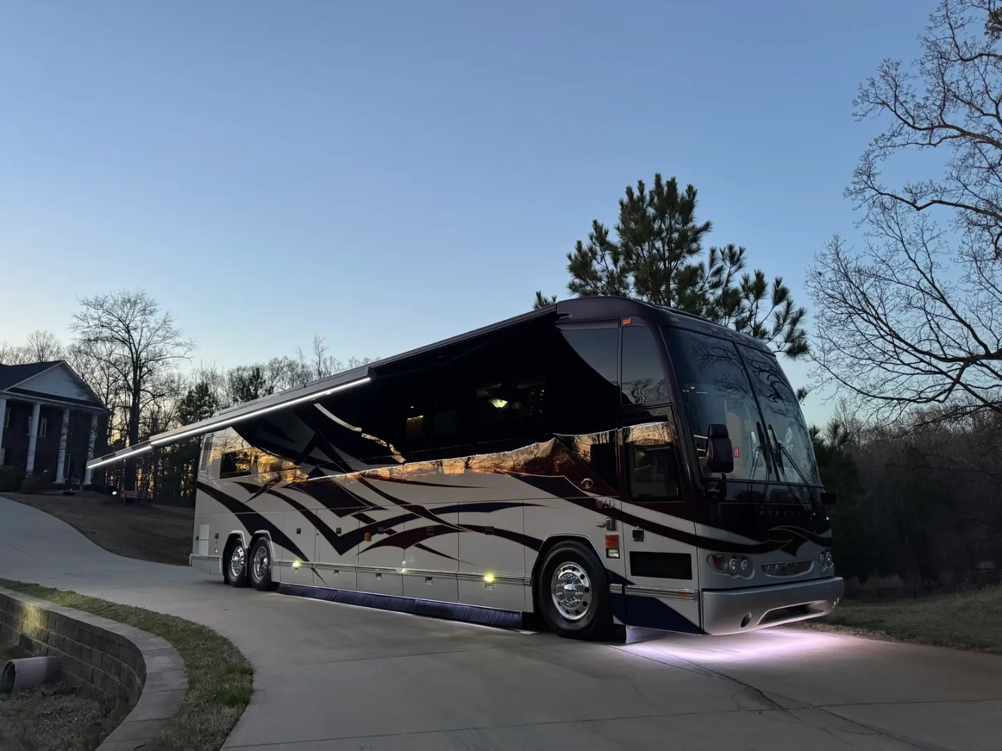 2010 Featherlite H3-45 interior - photo 3 of 18