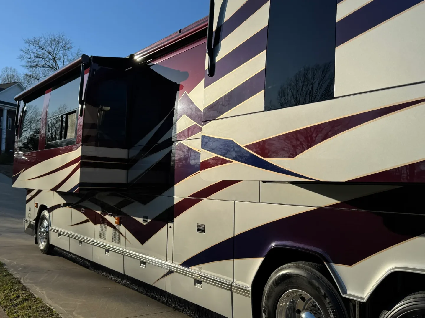 2010 Featherlite H3-45 interior - photo 6 of 18