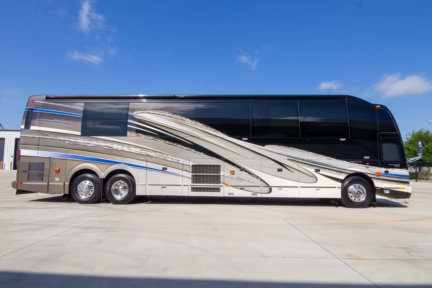 2016 Liberty H3-45 interior - photo 4 of 91