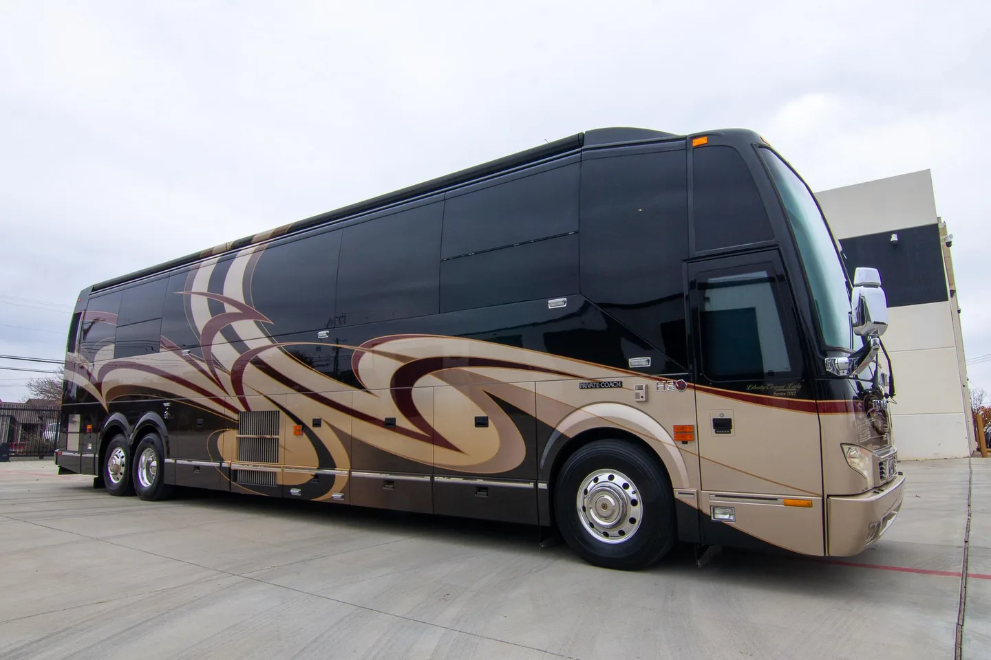 2012 Liberty H3-45 interior - photo 7 of 61