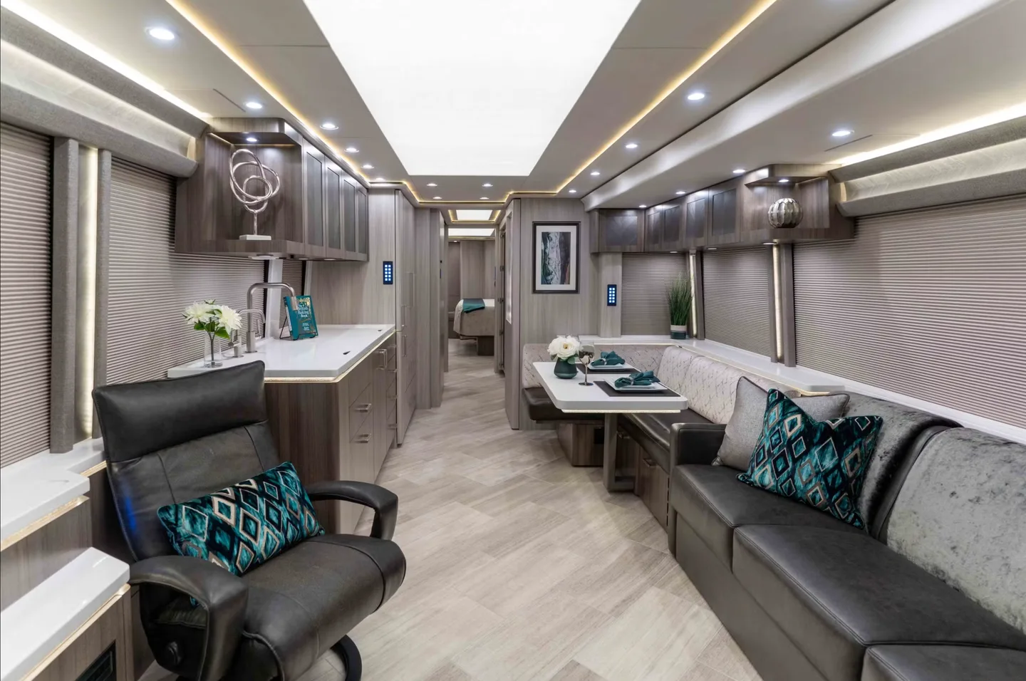 2022 Marathon H3-45 interior - photo 2 of 19