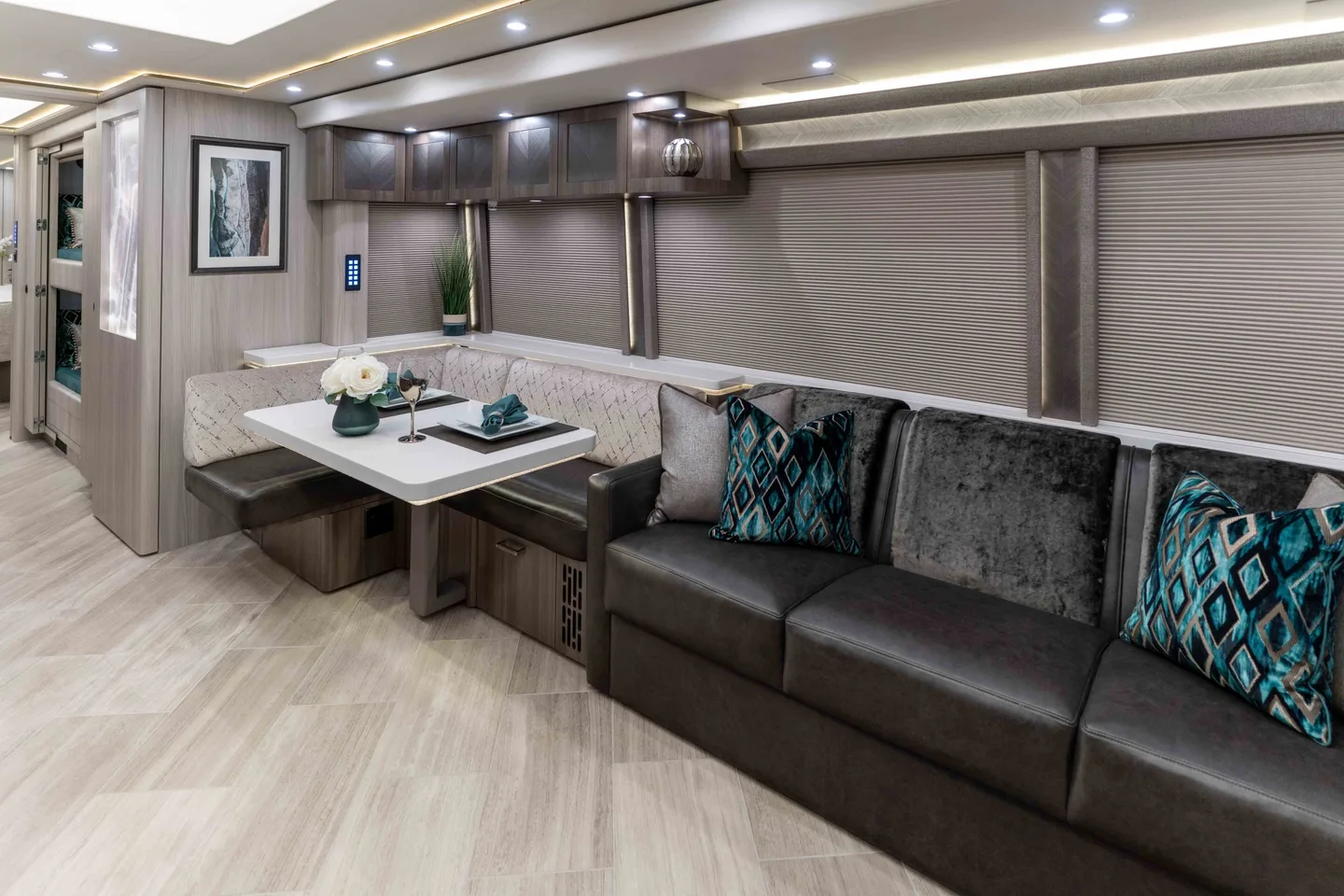 2022 Marathon H3-45 interior - photo 5 of 19