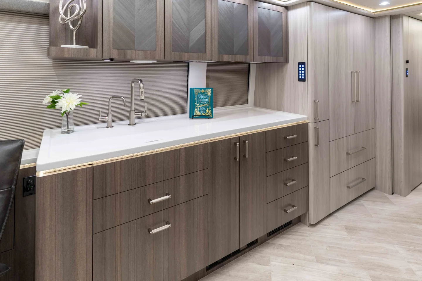 2022 Marathon H3-45 interior - photo 7 of 19