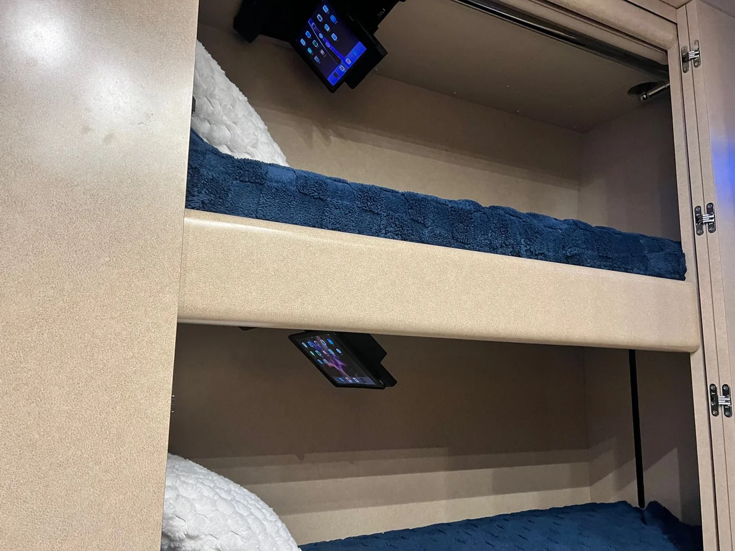 2018 Marathon XLII interior - photo 3 of 32