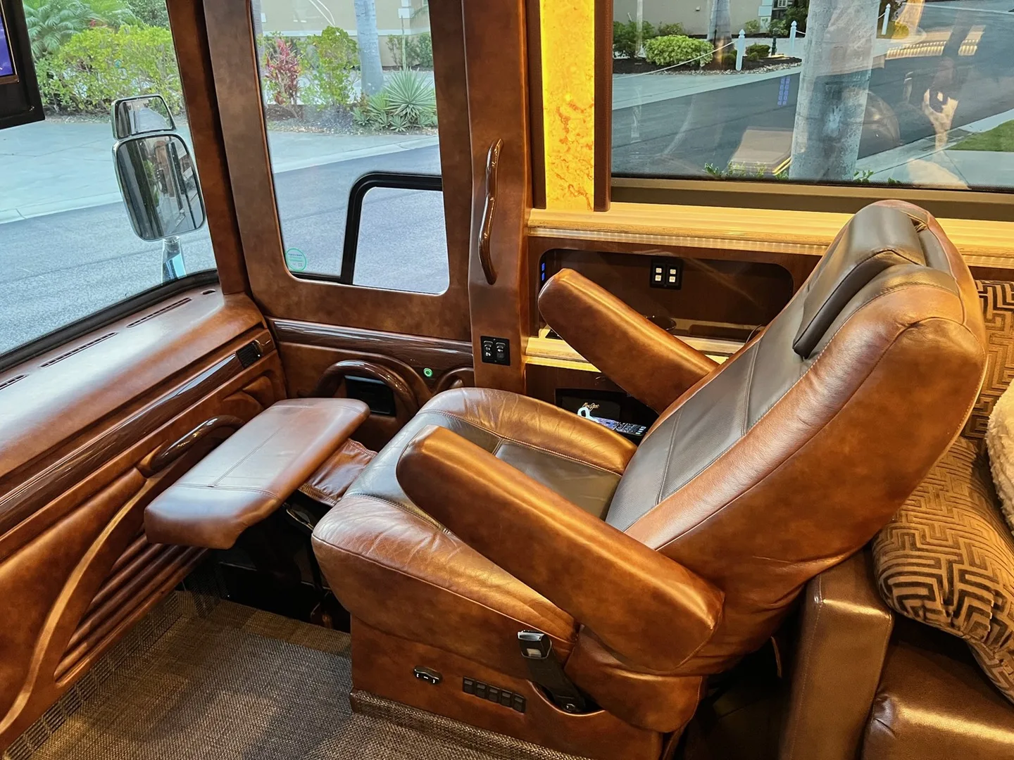 2018 Marathon XLII interior - photo 6 of 32