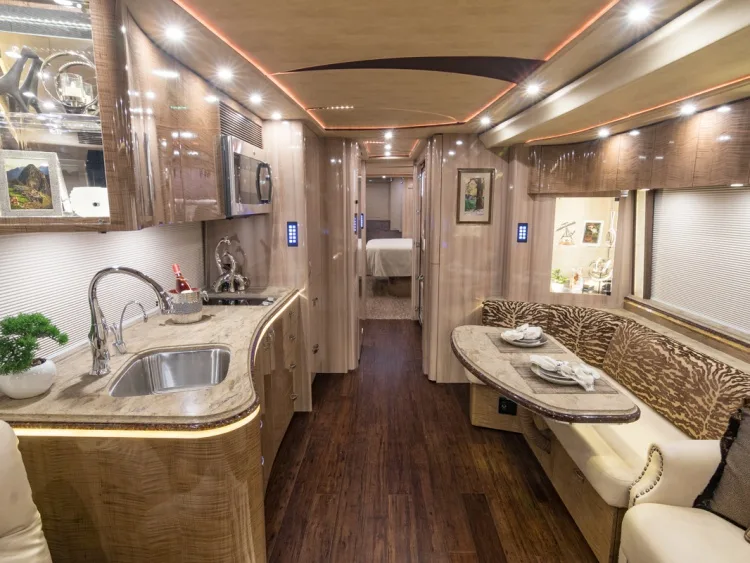 2017 Marathon XLII interior - photo 5 of 17