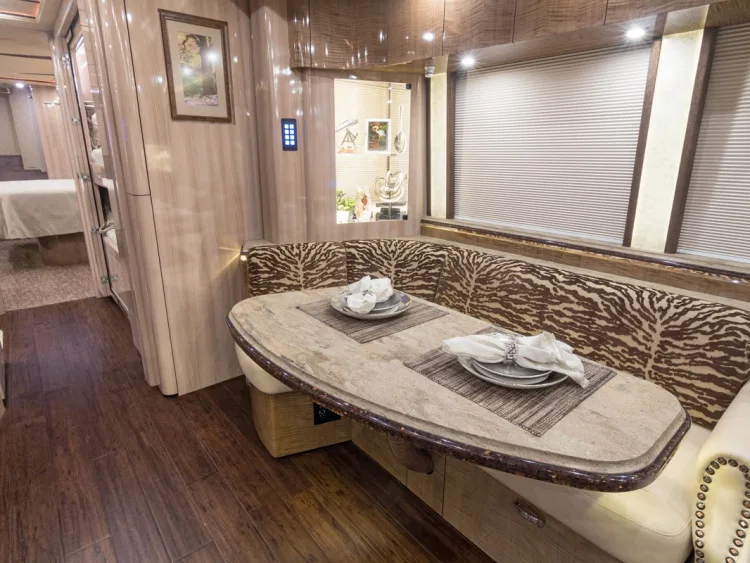 2017 Marathon XLII interior - photo 7 of 17