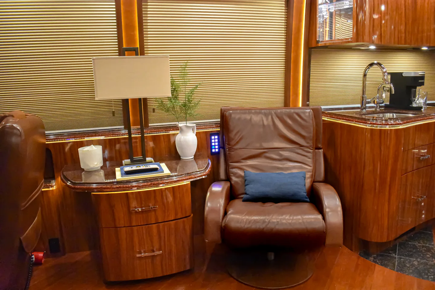 2015 Marathon XLII interior - photo 2 of 29