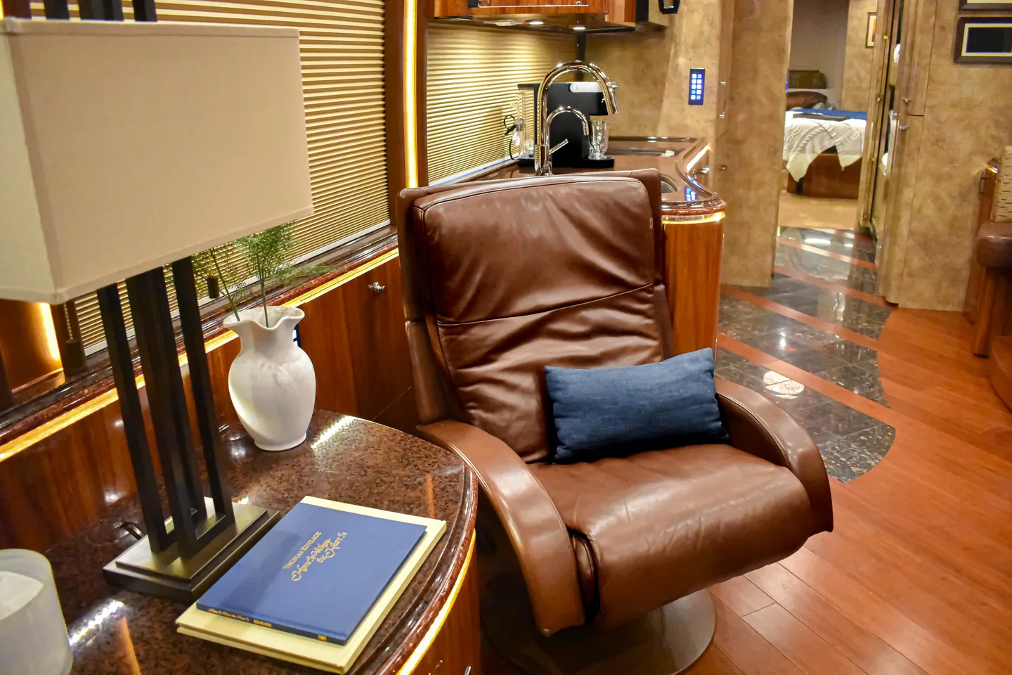 2015 Marathon XLII interior - photo 5 of 29