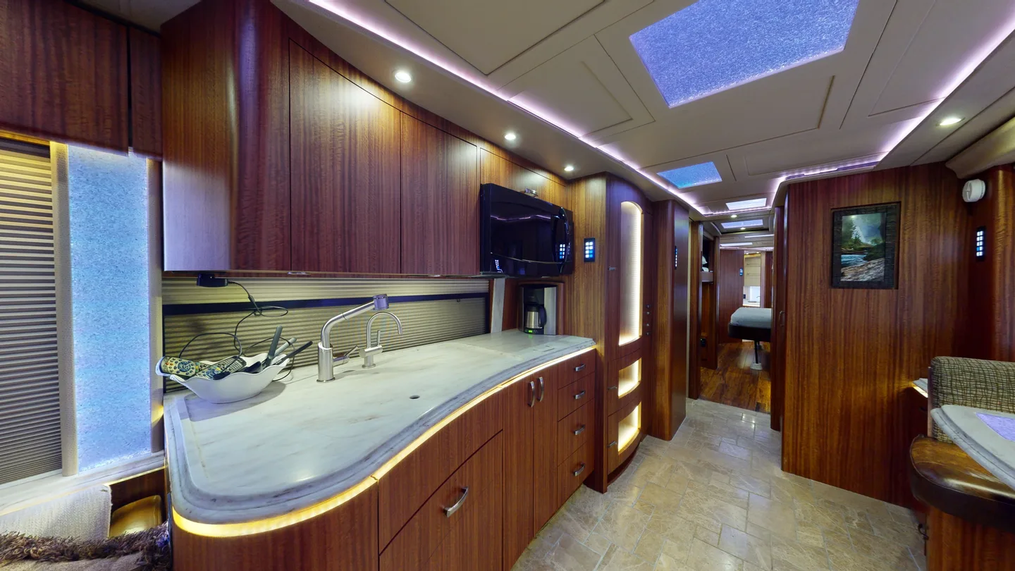 2014 Marathon H3-45 interior - photo 3 of 15