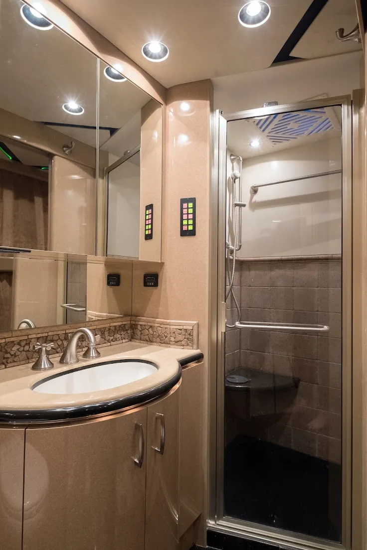 2007 Marathon XLII interior - photo 8 of 12