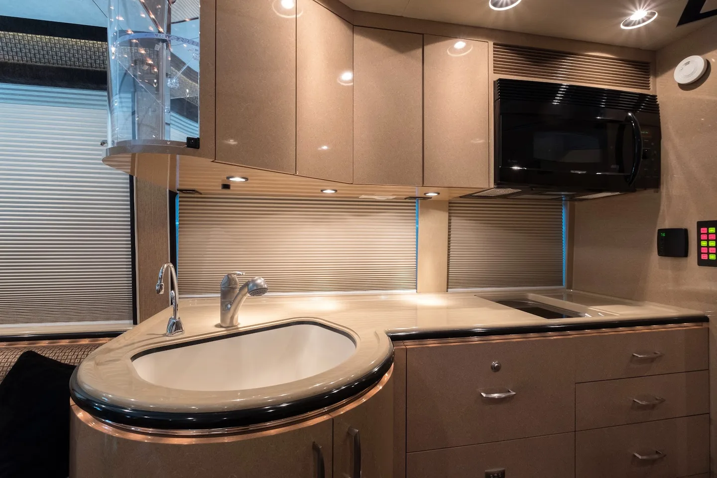 2007 Marathon XLII interior - photo 7 of 12